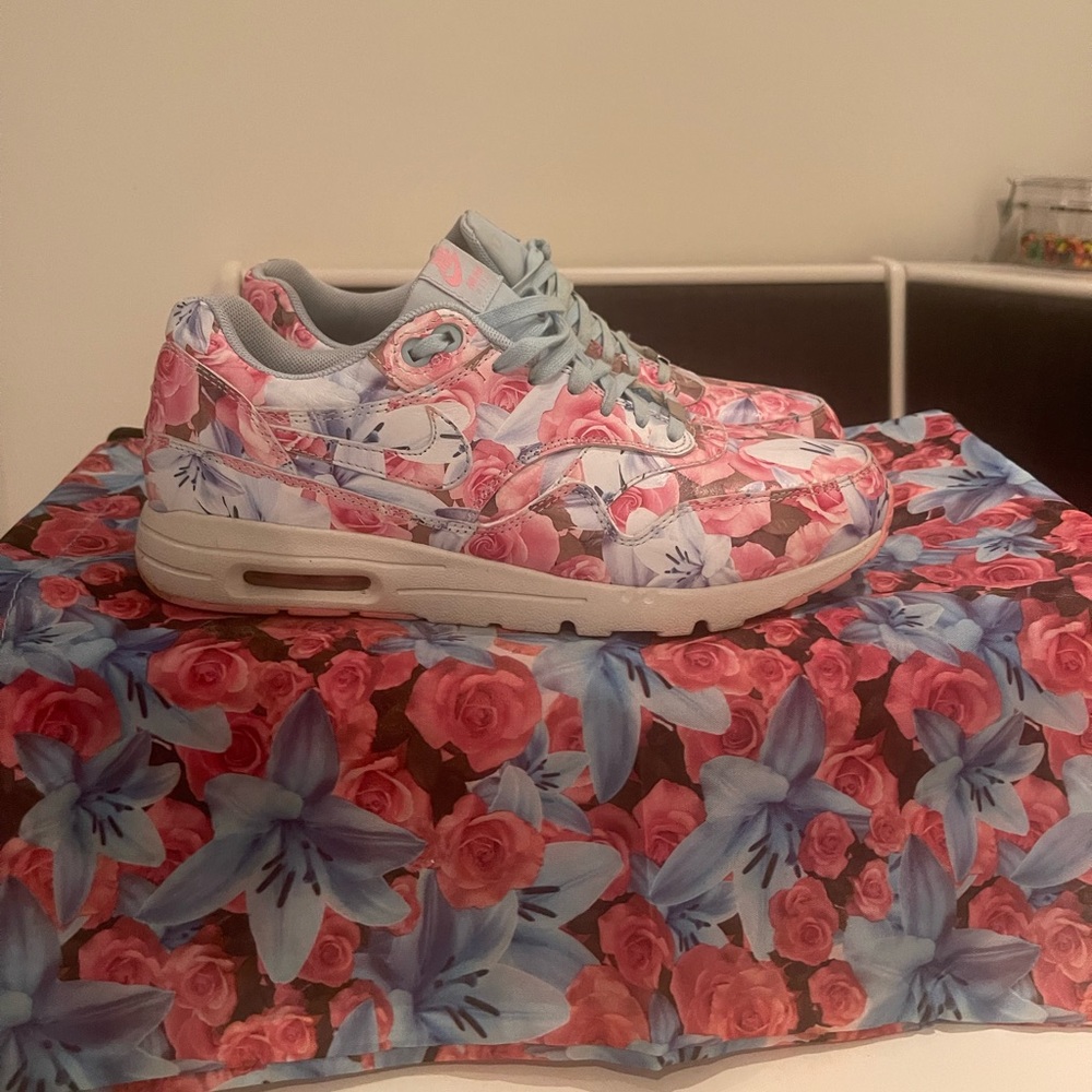 Size 8.5 Women’s - Nike Air Max 1 Ultra LOTC Floral Paris.